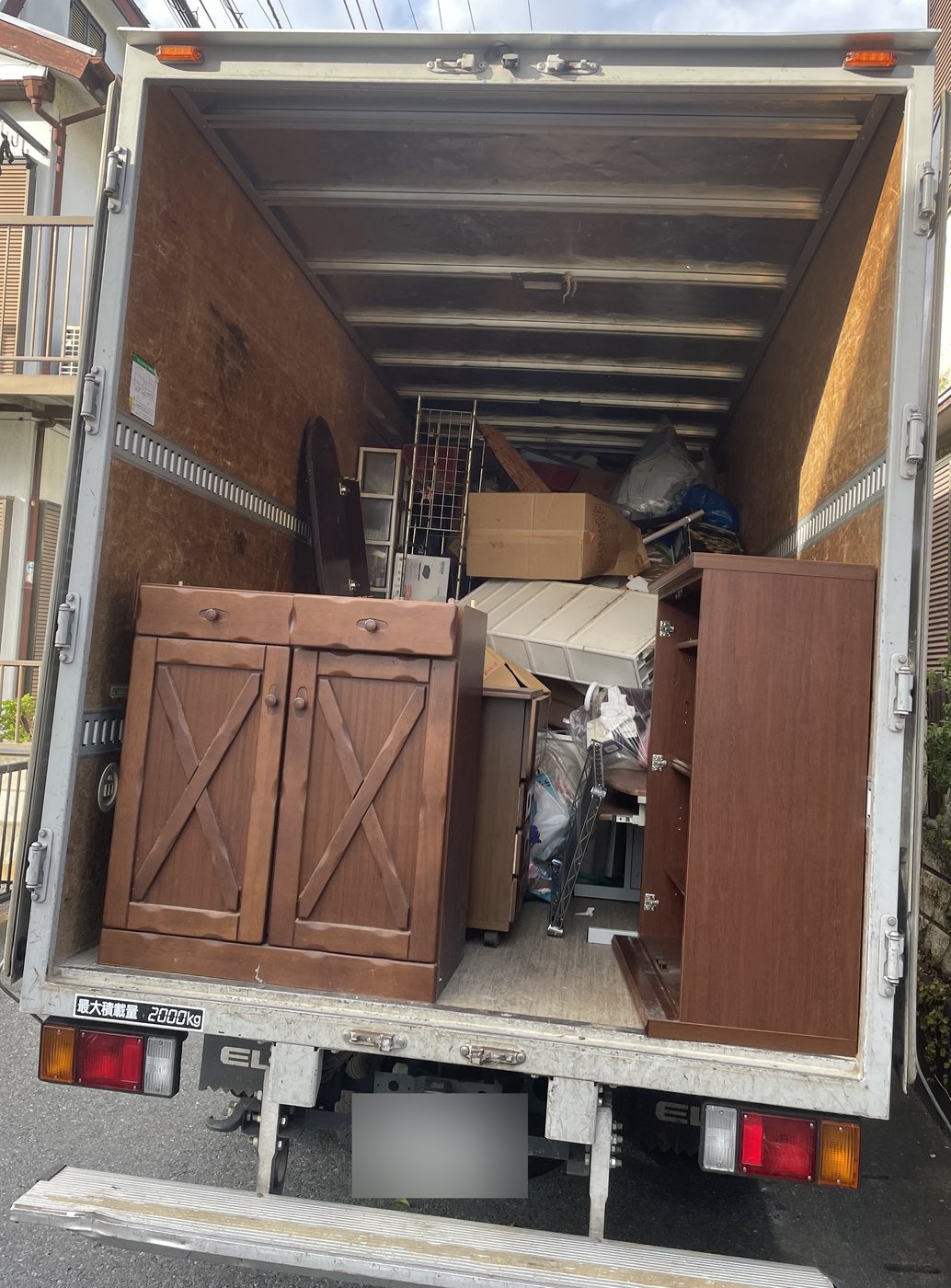 トラックへ積み込んだ家具