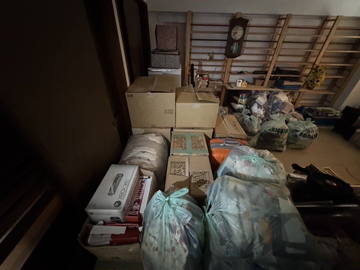 お部屋で品物を仕分けるスタッフ
