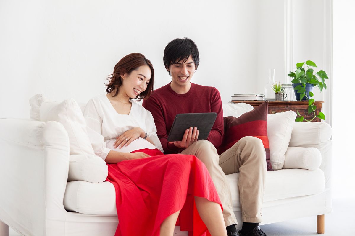 タブレットで様子を確かめる夫婦（イメージ）