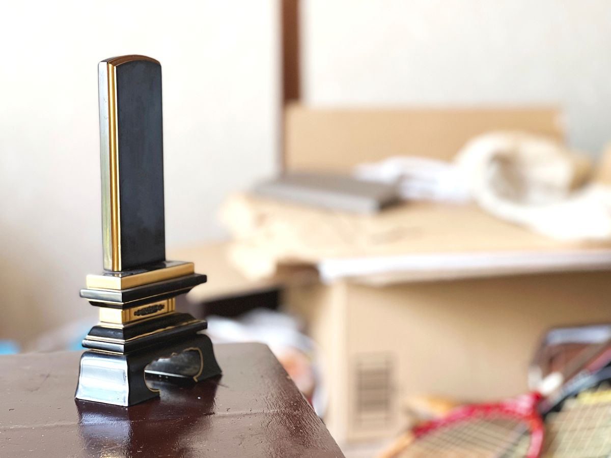 片付け中の部屋に置かれた位牌（イメージ）